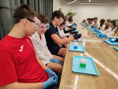 Uczniowie Programu Youngster biorą udział w eksperymentach i warsztatach chemicznych