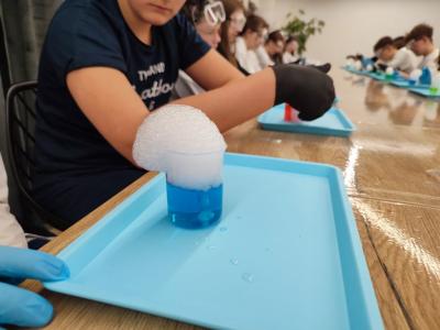 Uczniowie Programu Youngster biorą udział w eksperymentach i warsztatach chemicznych