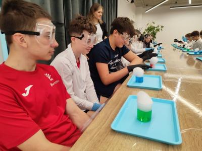 Uczniowie Programu Youngster biorą udział w eksperymentach i warsztatach chemicznych