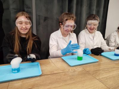 Uczniowie Programu Youngster biorą udział w eksperymentach i warsztatach chemicznych