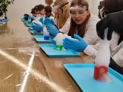 Uczniowie Programu Youngster biorą udział w eksperymentach i warsztatach chemicznych