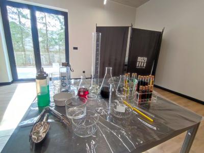 Uczniowie Programu Youngster biorą udział w eksperymentach i warsztatach chemicznych