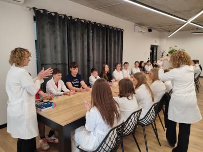 Uczniowie Programu Youngster biorą udział w eksperymentach i warsztatach chemicznych