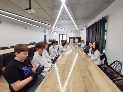 Uczniowie Programu Youngster biorą udział w eksperymentach i warsztatach chemicznych