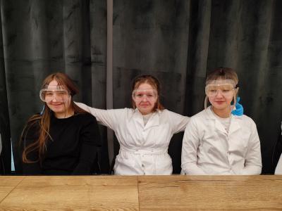 Uczniowie Programu Youngster biorą udział w eksperymentach i warsztatach chemicznych