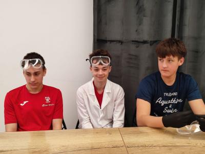 Uczniowie Programu Youngster biorą udział w eksperymentach i warsztatach chemicznych