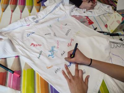 Warsztaty kreatywne - projektowanie logo koszulki.