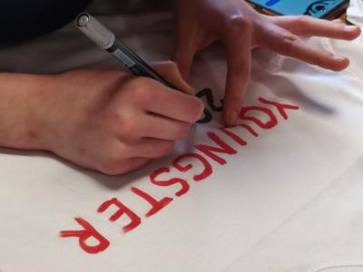 Warsztaty kreatywne - projektowanie logo koszulki.