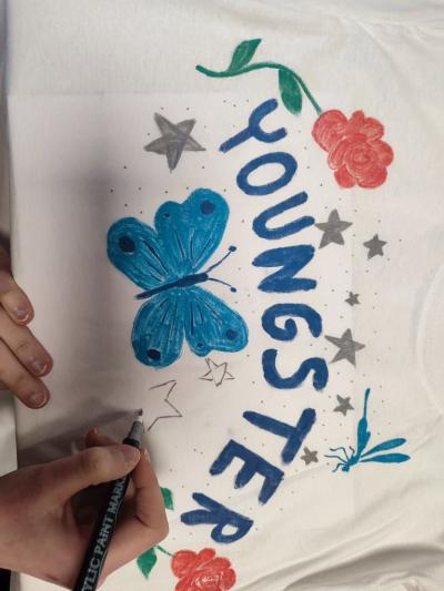 Warsztaty kreatywne - projektowanie logo koszulki.