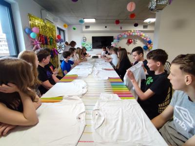 Warsztaty kreatywne - projektowanie logo koszulki.