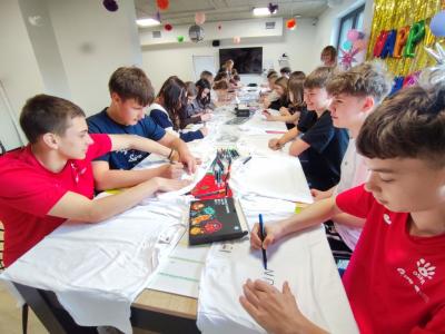 Warsztaty kreatywne - projektowanie logo koszulki.