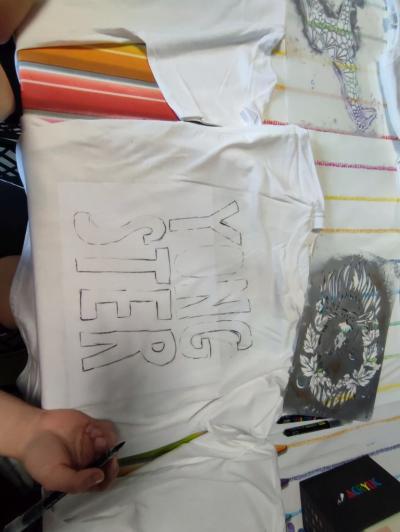 Warsztaty kreatywne - projektowanie logo koszulki.