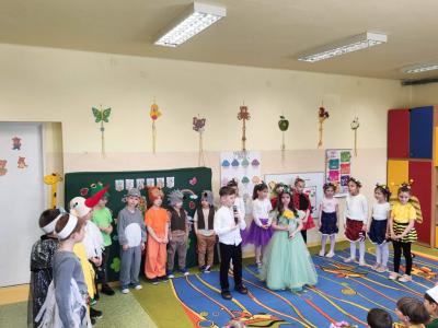 Chłopiec narrator zaprasza wszystkich na przedstawienie