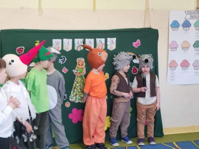 Jeżyki mówią do mikrofonu swoją rolę