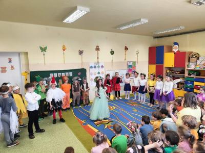 Chłopiec w przebraniu bociana wita wiosnę