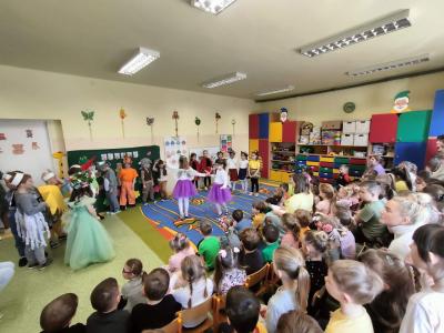 Dziewczynki motyle tańczą walczyka