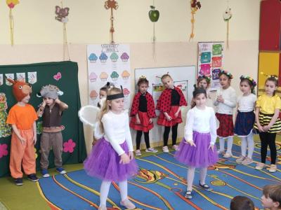 Walczyk motyli w wykonaniu dziewczynek