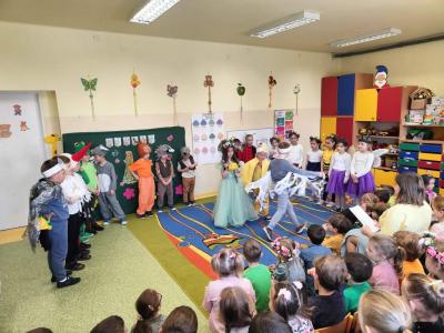 Na scenę wbiega chłopiec ,,Wiatr''