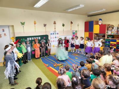 Wspólne śpiewanie piosenki pt. ,,Wiosna w koło'