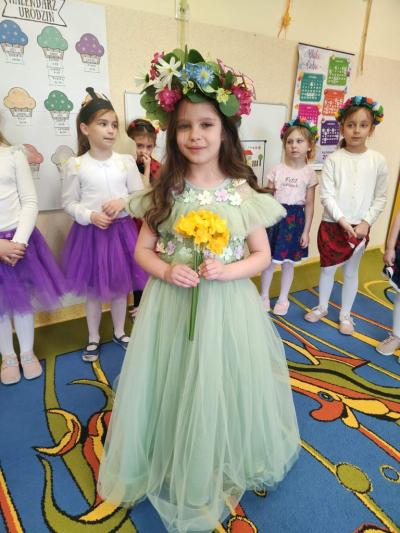 Dziewczynka w stroju Wiosny