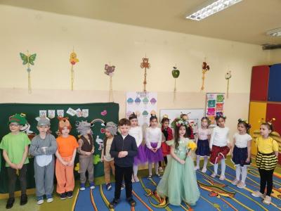 Wspólne śpiewanie piosenki pt.;,,Marcowe żaby''