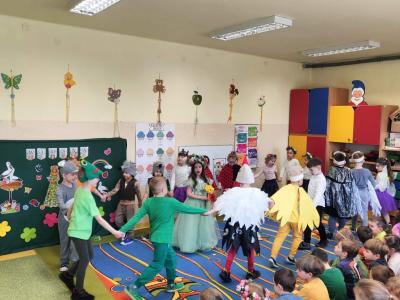 21. Wiosna stoi w środku koła a pozostałe dzieci tańczą wokół niej.jpg