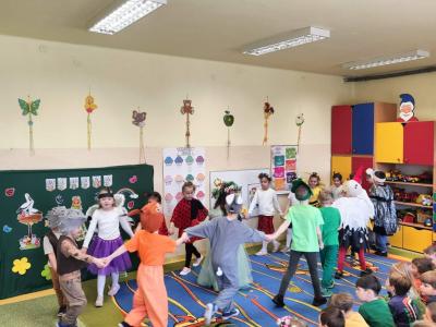 Zabawa w kole wszystkich aktorów do piosenki ,,Maszeruje Wiosna...''