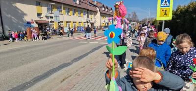 Wyjście z przedszkola na uroczysty pochód.