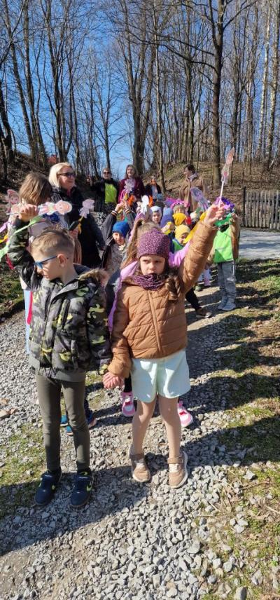 Dzieci cieszą się z nadejścia wiosny.