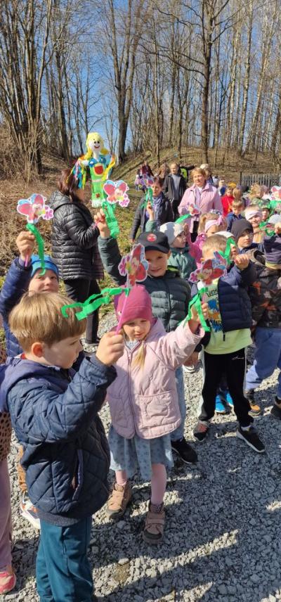 Dzieci machają kolorowymi chorągiewkami