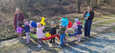 Grupa Krasnali wita wiosnę