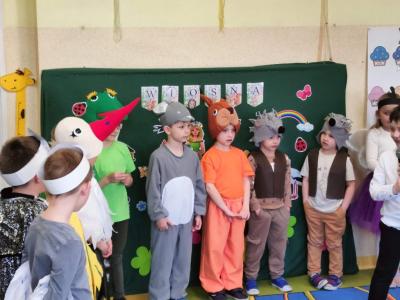 Narrator przedstawia zwierzęta, które występują w przedstawieniu