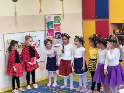 Dziewczynki jako kwiaty recytują swoją rolę