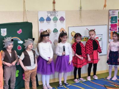 Dziewczynka mówi przez mikrofon