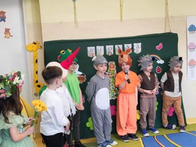 Chłopiec w stroju wiewiórki mówi swoją kwestię