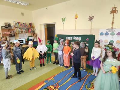 Chłopiec narrator przedstawia aktorów