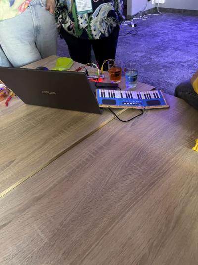 zapoznanie z grą edukacyjną MaKey MaKey.