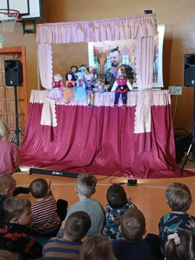 Przedszkolaki oglądają przedstawienie Teatru Lalek