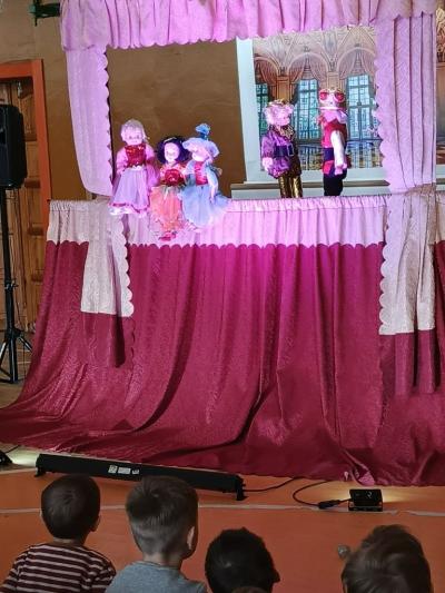 Przedszkolaki oglądają przedstawienie Teatru Lalek