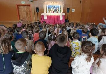Przedszkolaki oglądają przedstawienie Teatru Lalek