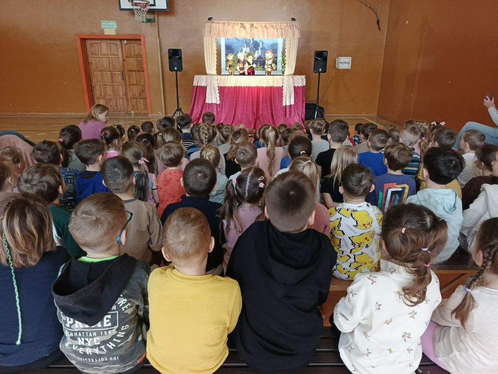Przedszkolaki oglądają przedstawienie Teatru Lalek