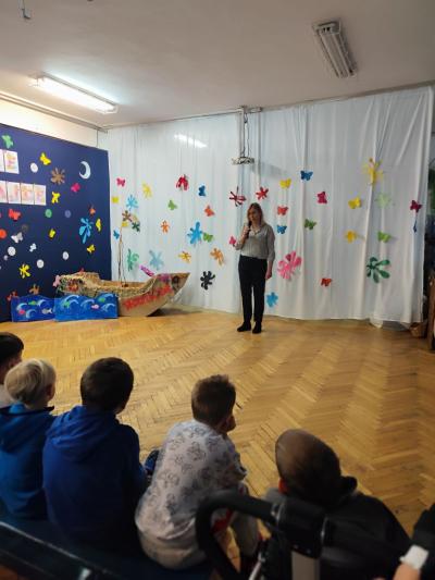 Powitanie uczniów i nauczycieli z naszej szkoły przez nauczyciela szkoły ze Strzeszyna