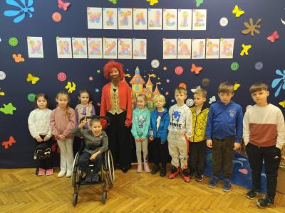 Uczniowie klasy 1b z Panem Kleksem