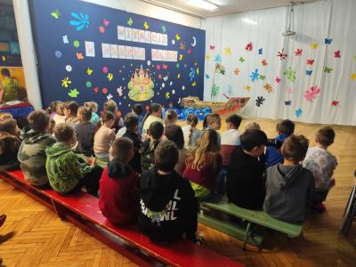 Uczniowie przed przedstawieniem