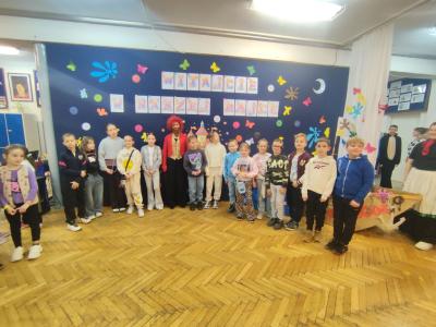 Uczniowie z klas 2a i 3a z Panem Kleksem