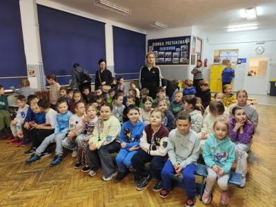 Uniowie klas 1b, 2a, 3a przed przedstawieniem