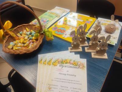 Dypolmy, ksiażki i słodycze w koszyczku leżą na stoliku