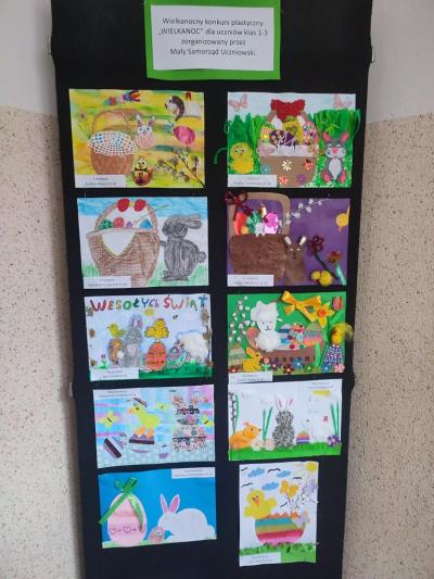 Prace plastyczne przypięte do tablicy