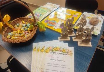 Dypolmy, ksiażki i słodycze w koszyczku leżą na stoliku.