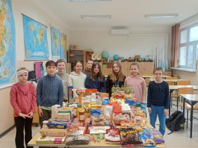 Uczniowie klasy 4a, którzy sprawdzili termin przydatnośći do spożycia  produktów spożywczych w ramach akcji SK Caritas